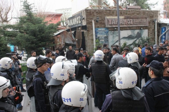 Siirt Merkez'de Göstericiler ile Polis Arasında Arbede Çıktı, 2 Polis Yaralandı