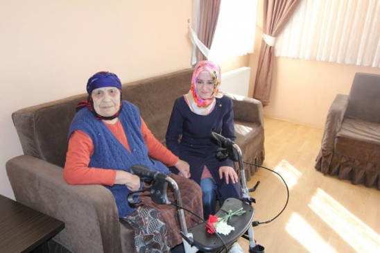 Bayburt'ta AK Parti Gençlik Kolları Huzurevi'ni Ziyaret Etti