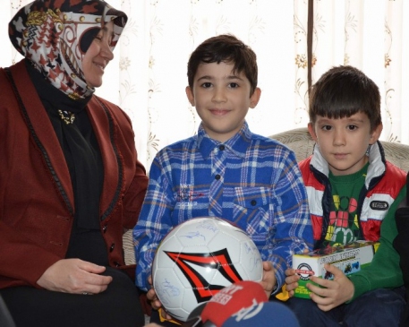 Eskişehir'de Lösemi Hastası Çocuklara Ziyaret ve Hediyeler Verildi