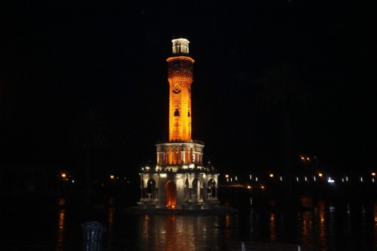 İzmir'de Saat Kulesi ve Belediye Işıkları Küresel Isınmaya Dikkat Çekmek İçin Kapatıldı