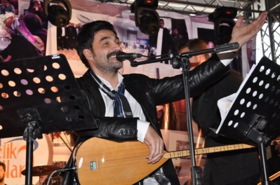 Van'da Uğur Işılak'ın verdiği konser büyük ilgi gördü