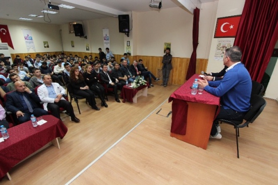 Ergün Penbe, Bağcılar'da Öğrencilerle Futbol Hakkında Tecrübelerini Paylaştı