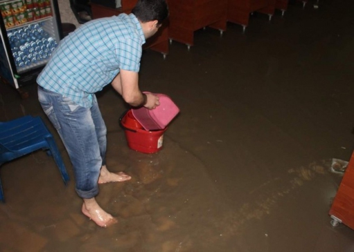 Siirt Merkez'de Sağanak Yağışlar Nedeniyle İş Yerleri Su Bastı