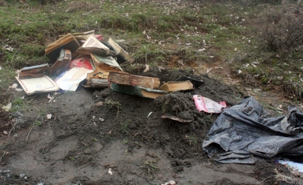 Bingöl Merkez'de Yol Kenarına Gömülen 50 Kuran-ı Kerim Toplandı