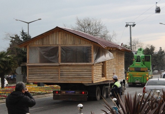 Ordu'da Karadeniz Sahil Yolu'nda Bir Ev Yüklü Kamyon Geçti