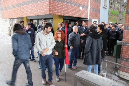 Anadolu Üniversitesi'nde Öğrenciler ile Özel Güvenlik Görevlileri Arasında Gerginlik Oluştu