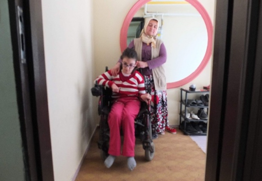 Çorum'da Beşir Derneği, Felçli Tuğçe Uzun'a Akülü Sandalye Hediye Etti