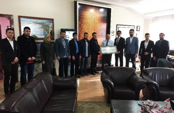 Karaman'da Gençlik Kolları Başkanı Fatih Selek, Belediye Başkanı Ertuğrul Çalışkan'ı ziyaret etti.