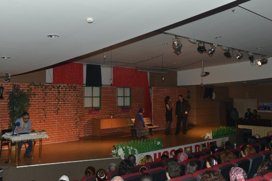 Çiğli İzmir'de Dünya Tiyatrolar Günü Kapsamında 'Bardakçı Baba' Oyunu Sahnelendi