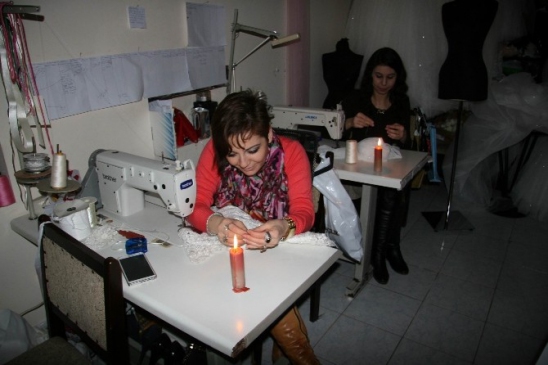 Antalya'da Gelinlik Tasarımcısı Mum Işığında Sipariş Tamamladı