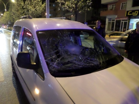 Sakarya Adapazarı'nda Yola Çıkan Yayaya Otomobil Çarptı, Yaralı Hastaneye Kaldırıldı