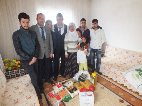 Muş Malazgirt'te Tiyatro Ekibi, Gıda Yardımı İçin Oyun Sahneledi