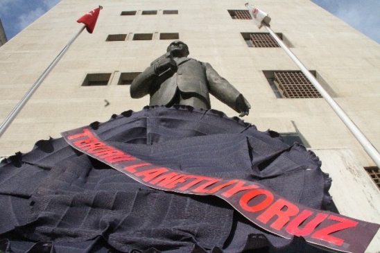 Bursa'da Adliye Bahçesinde Şehit Savcı İçin Çelenk Bırakıldı