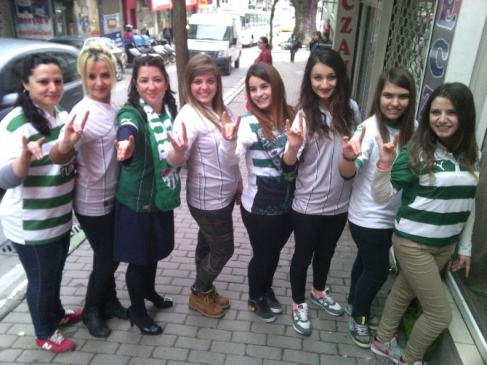 Bursa'da Bursasporlu Kadın Taraftarlardan İnanç Bilgi Çakın'a Destek Geldi