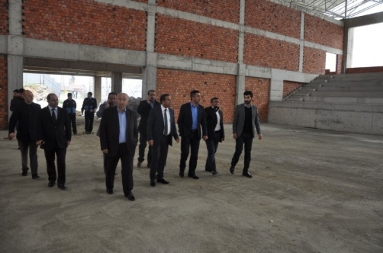 Dilovası'nda Başkan Toltar, Kapalı Spor Salonu Çalışmalarını İnceledi