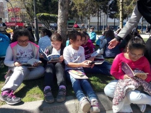 Sakarya Adapazarı'nda Kütüphaneler Haftası İçin Kitap Okuma Etkinliği Düzenlendi