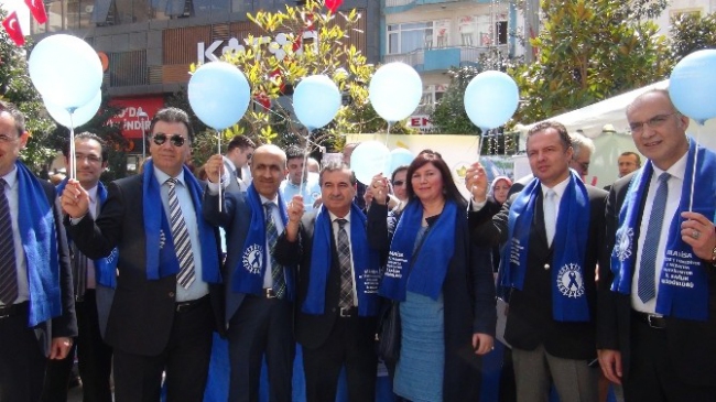 Manisa'da 2 Nisan Otizm Farkındalık Günü Kapsamında Mavi Balonlar Uçuruldu