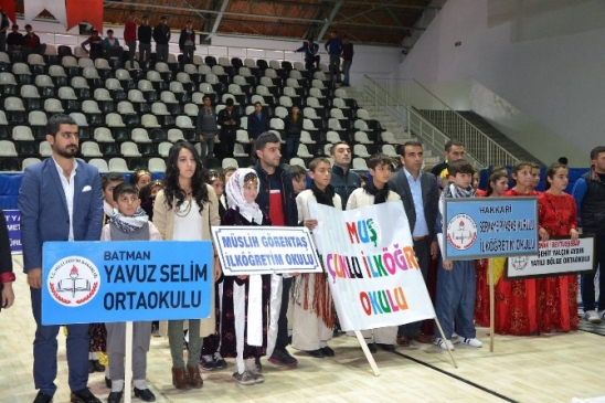 Malatya'da Okullar Arası Halk Oyunları Grup Yarışmaları Heyecanı