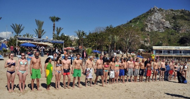 Alanya'da 1 Nisan Eğlencesi İçin Denize Girildi