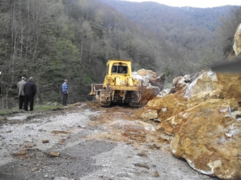 Bartın Ulus'ta Meydana Gelen Heyelan Sonrası Yol Kapandı