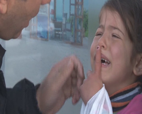 Adana Seyhan'da Küçük Ayşe'ye Mendil Satarken Yardım Eli Uzandı