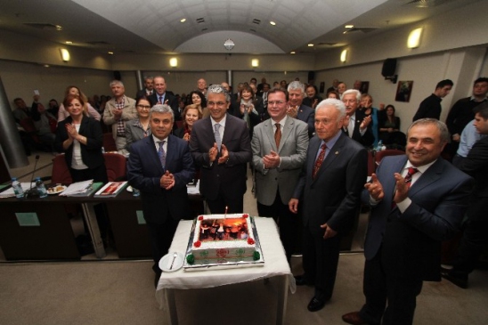 Karşıyaka'da Belediye Meclisi, Başkan Akpınar'ın Doğum Gününü Kutladı