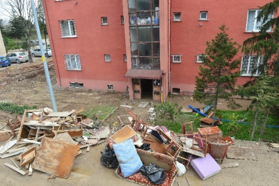 Ankara Büyükşehir Belediyesi, Su Borusu Patlaması Sonucu Mağdur Olanlara Temizlik Desteği Sağlıyor