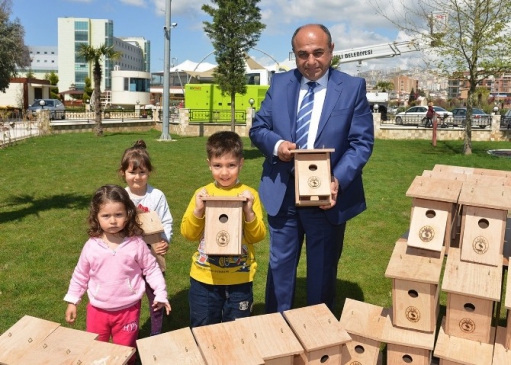 Çiğli Belediyesi, İlçenin Ağaçlarına Kuş Yuvaları Yerleştirerek Doğayı Canlandırıyor