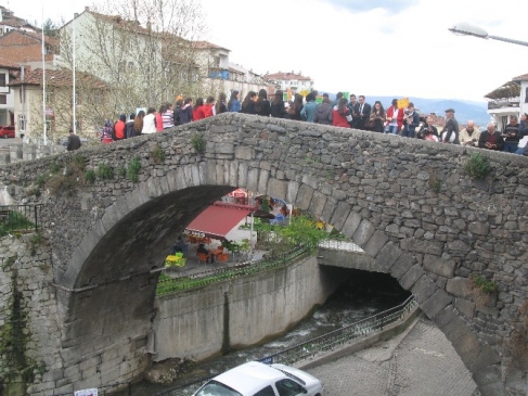 Tokat Niksar'da Öğrenciler Tarihi Yılanlı Köprü Üzerinde Kitap Okudu