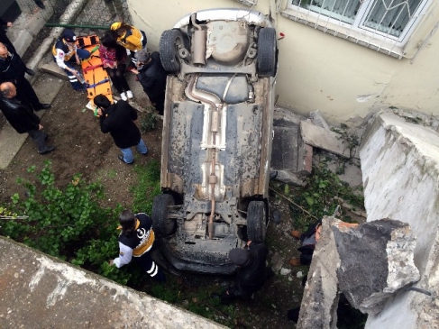 Samsun İlkadım'da Park Halindeki Araca Çarpan Otomobil Bahçeye Düştü