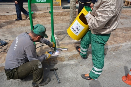 Adıyaman Merkez'de Kaldırımlara Yeni Çöp Kutuları Yerleştiriliyor