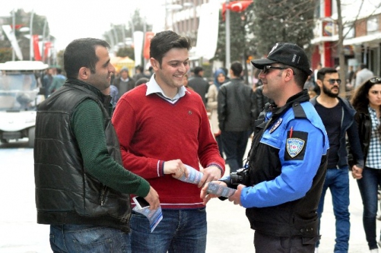 Bolu'da Üniversite Öğrencileri ve Polis, Vatandaşları Bilgilendirdi