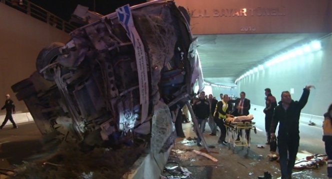 Ankara'da Halk Otobüsü Köprüden Uçtu, 1 Kişi Hayatını Kaybetti, 12 Yaralı