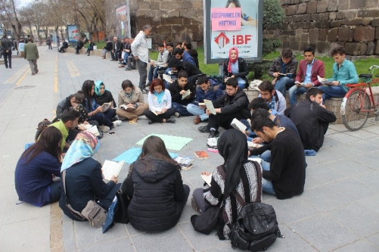 Erciyes Üniversitesi'nde Kütüphaneler Haftası Kapsamında Kitap Okuma Etkinliği Düzenlendi
