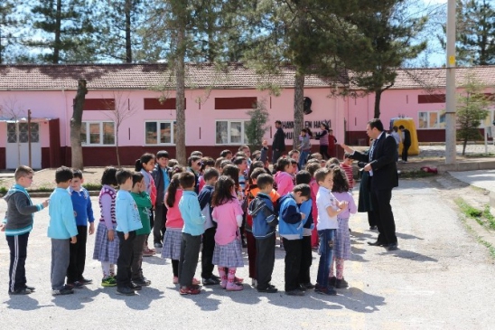 Hisarcık'ta Atatürk İlkokulu Öğrencileri Halk Kütüphanesi'ni Ziyaret Etti