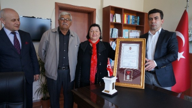 Çanakkale'de Şehit Derviş Hasan'ın Torunu Plaket Aldı