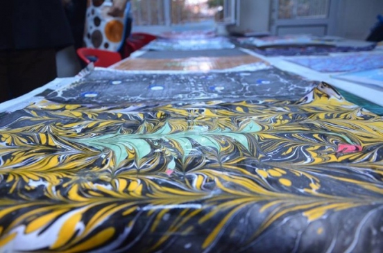 Karaman'da Gençlik Merkezleri'nde Ebru Sanatı Kursları Gelecek Nesillere Aktarılıyor