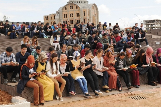 Kilis 7 Aralık Üniversitesi'nde Devam Eden Etkinlikte Öğrenciler Kitap Okuyor