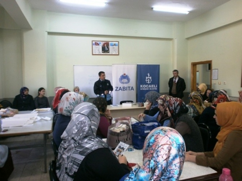 Kocaeli Başiskele'de Kadınlara Tüketici Hakları Semineri Veriliyor