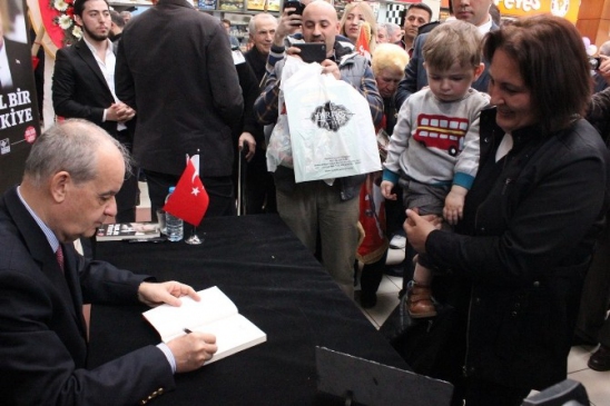 Edirne'de Okurlarıyla Buluşan İlker Başbuğ, Barış ve Saygı Çağrısı Yaptı