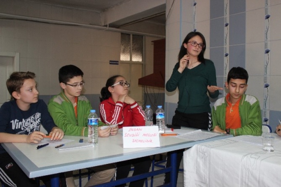 Tavşanlı Özel Yıldız Ortaokulu'nda 8. Sınıf Öğrencileri Münazara Düzenledi