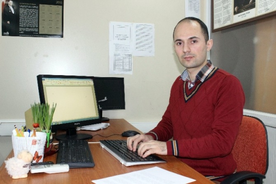 Sakarya'da İcra Müdür Yardımcısı Celal Aşkın, Klavye Yarışmalarında 7 Türkiye, 3 Dünya Şampiyonluğu Bulunuyor