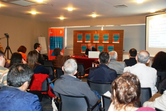 Nilüfer'de Düzenlenen Konferansta Prof. Yılmaz Kütüphaneleri Övdü