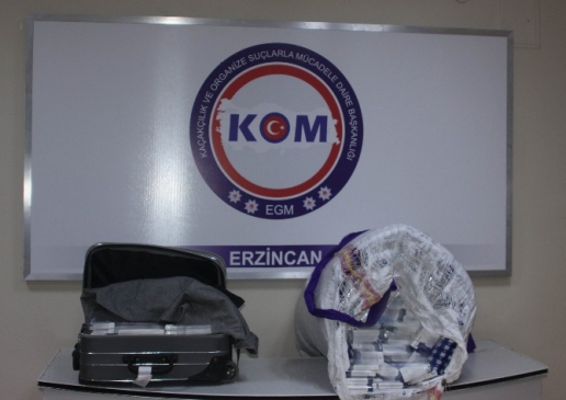Erzincan'da Durdurulan Otobüste Bin 44 Paket Kaçak Sigara Bulundu