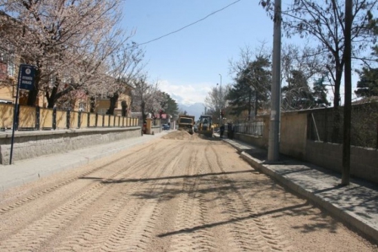 Erzincan Merkez'de Osman Pelen Caddesi'nde Asfalt Tamiri Yapılıyor