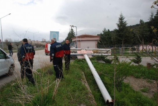 Tokat Merkez'de Şiddetli Rüzgar Sonucu Reklam Tabelası Devrildi