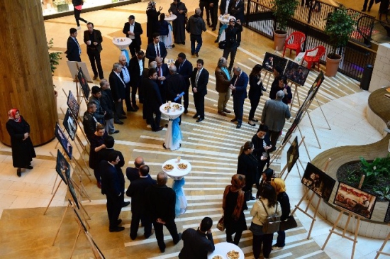 Kahramanmaraş Merkez Onikişubat ilçesinde “Zamana Direnen Eller” fotoğraf sergisi, sanatseverlerle buluştu.