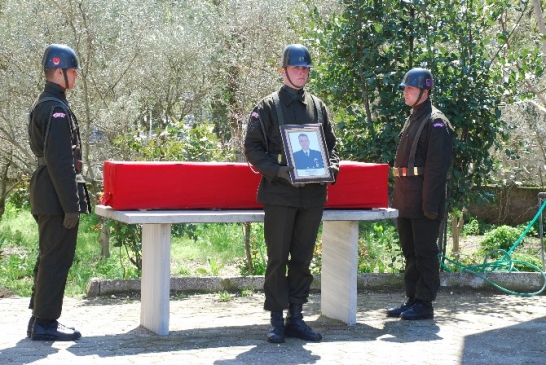 İzmir Gaziemir'de Oğlunu Vurduktan Sonra İntihar Eden Astsubay Çanakkale'de Defnedildi