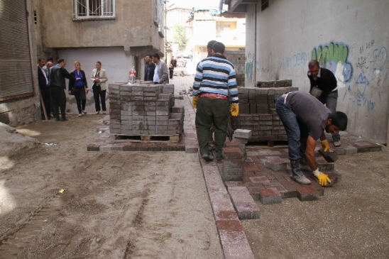 Diyarbakır Bağlar'da Eşbaşkan Akat Kaldırım ve Parke Taşı Çalışmalarını İnceledi