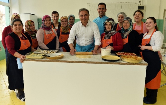 Muratpaşa'da Başkan Uysal, Yaş Pasta Yapım Kursu'na Katıldı
